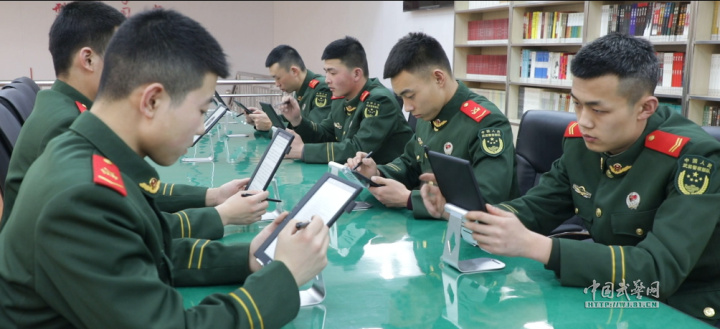 電子閱讀.jpg 電子閱讀.jpg